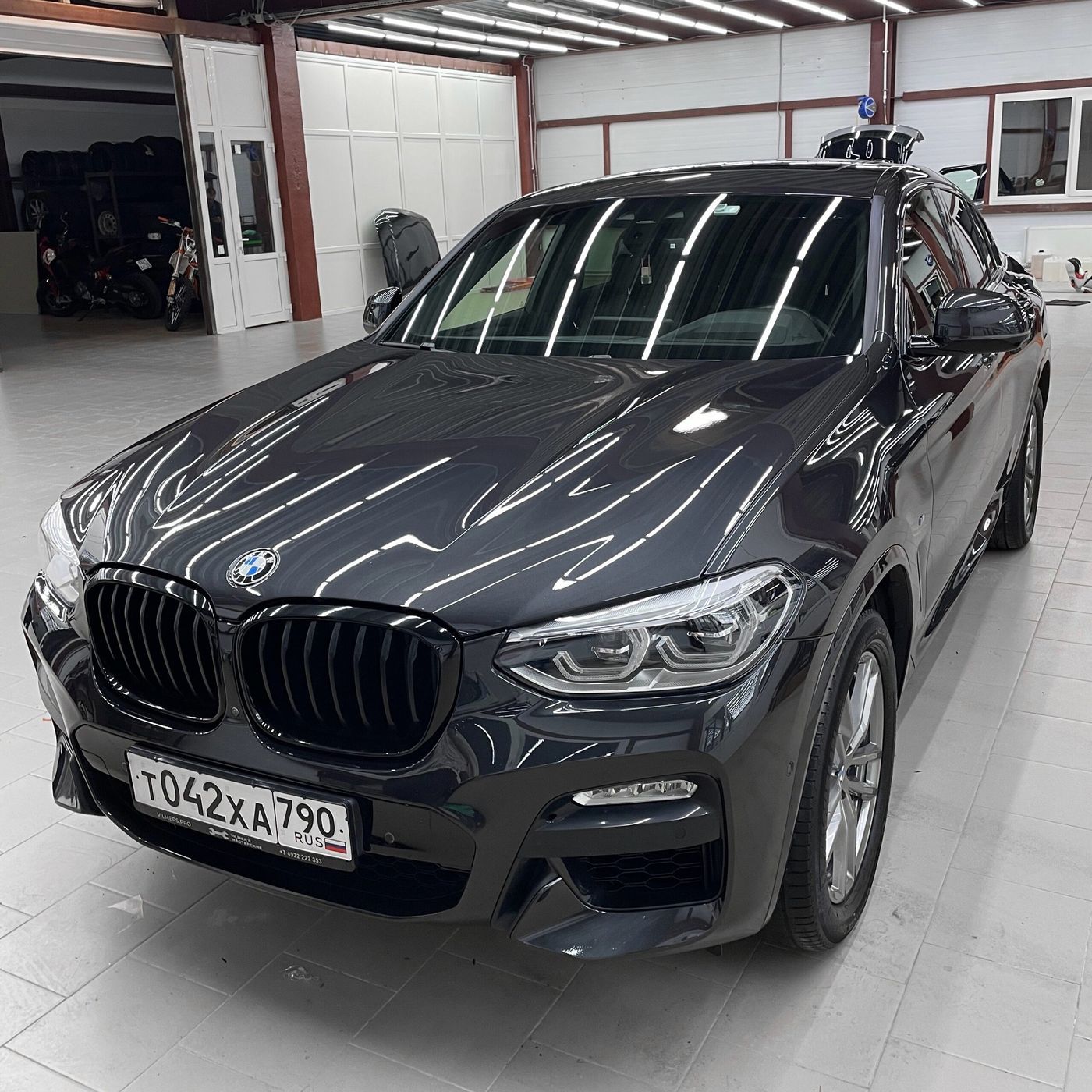 Тёмный BMW в светлом боксе студии